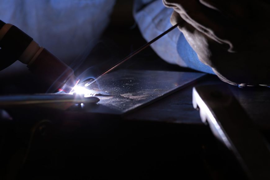 Soudure de précision, fer à souder et pièce métallique