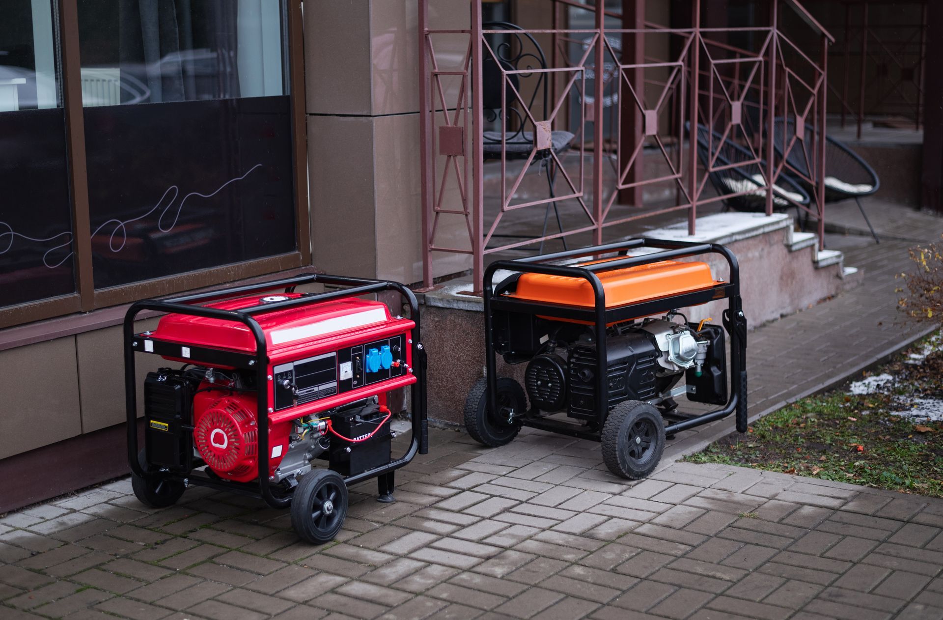 Groupes électrogènes au pied d'un bâtiment