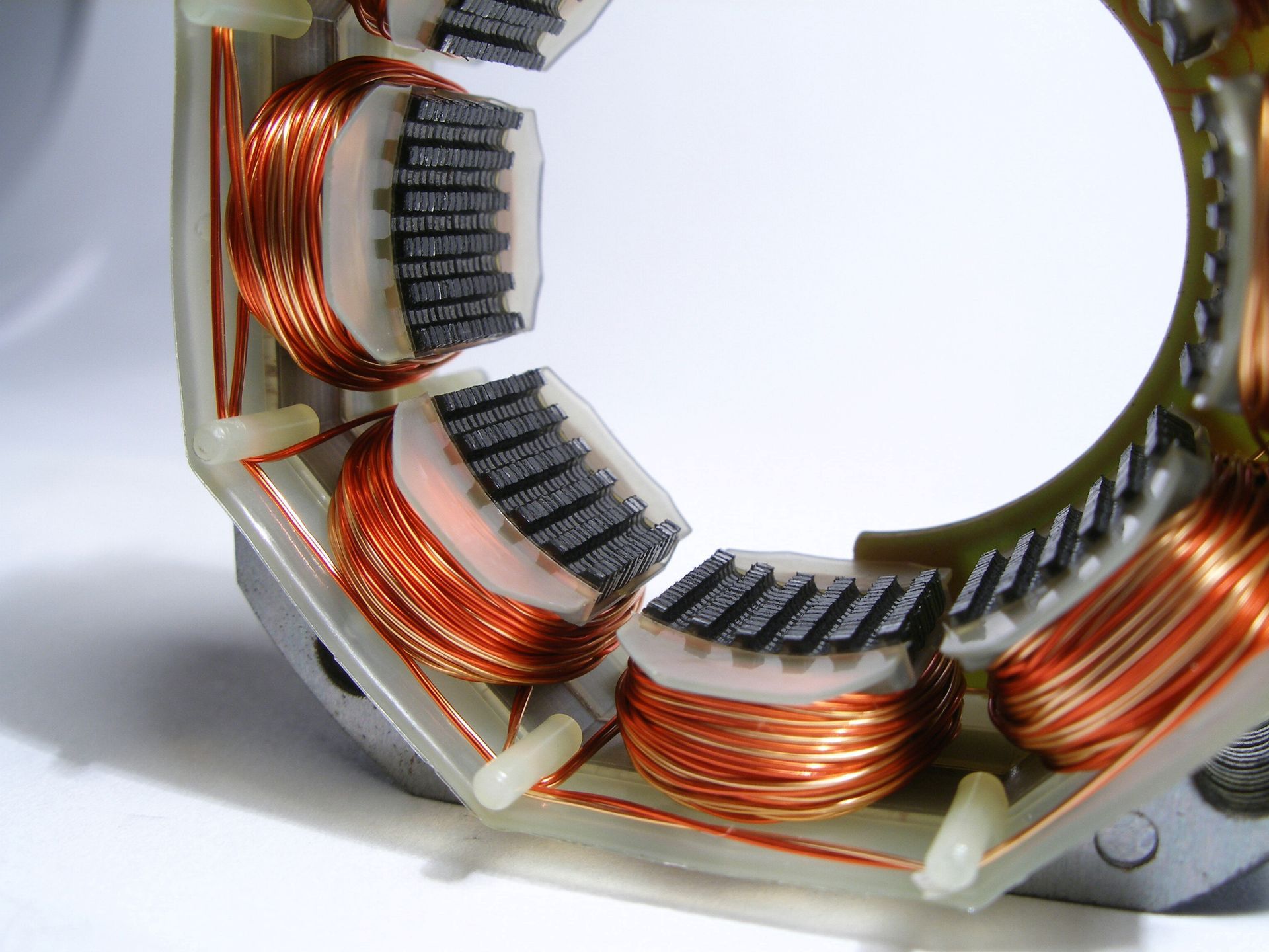 Stator avec bobines de fil de cuivre
