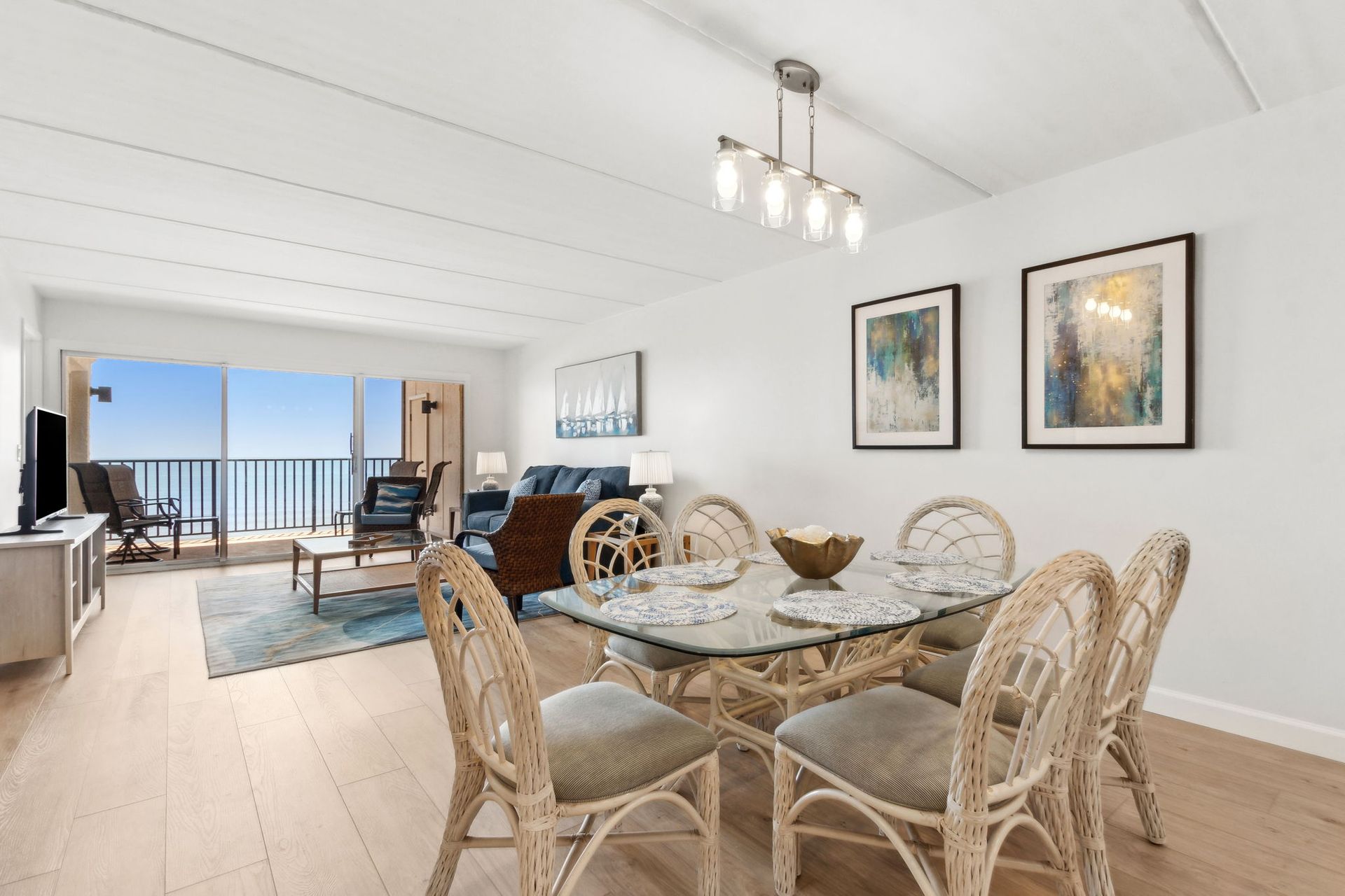 Livingroom / dining area