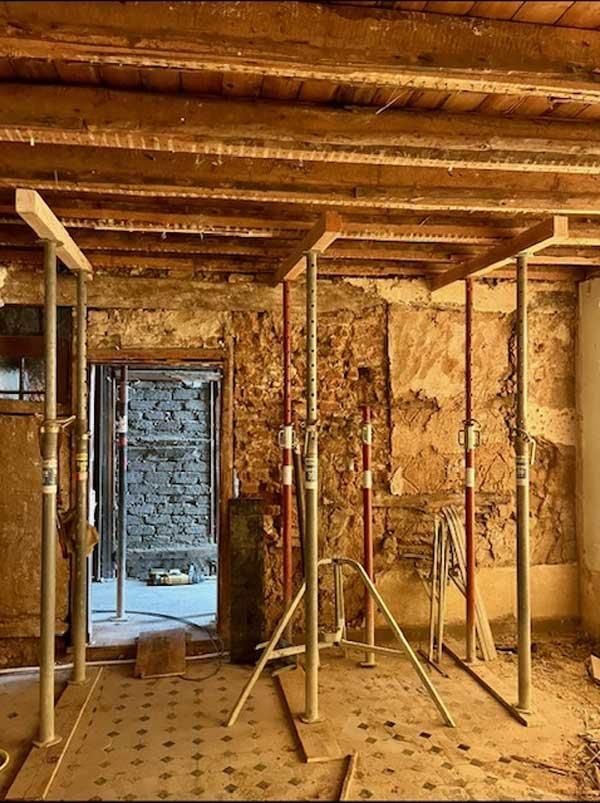 Ein Raum mit einer Ziegelwand und einem Gerüst darin