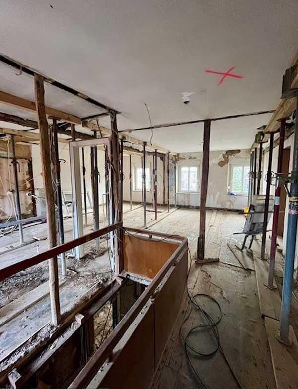 Ein großer Raum im Bau mit einem roten Kreuz an der Decke.