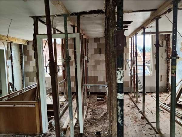 Ein Raum mit vielen Gerüsten darin