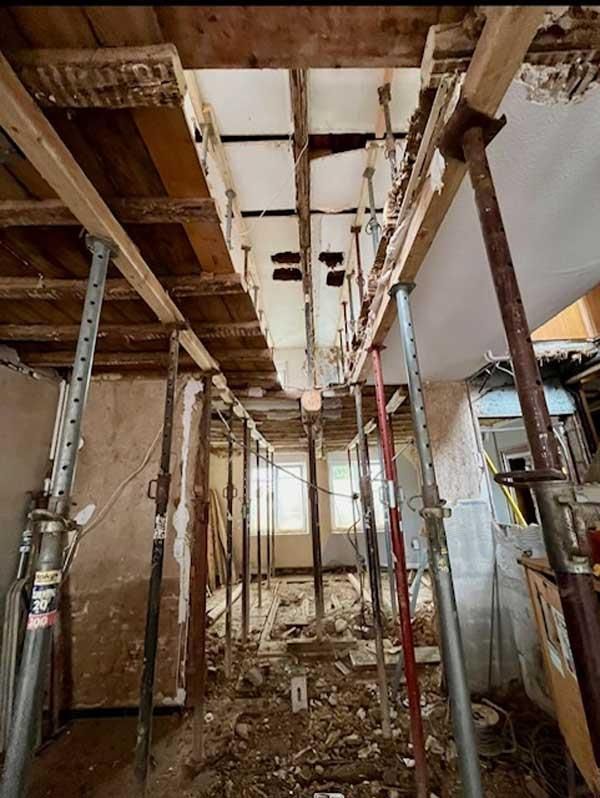 Ein im Bau befindliches Gebäude mit Gerüst und Holzbalken.