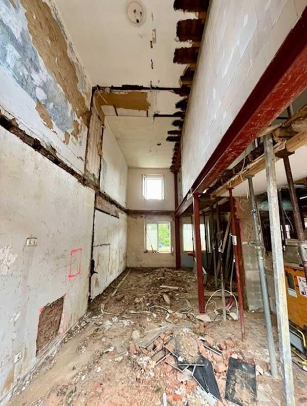 Das Innere eines im Bau befindlichen Gebäudes mit viel Schmutz auf dem Boden.