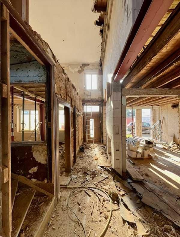 Ein sehr langer Flur in einem im Bau befindlichen Gebäude