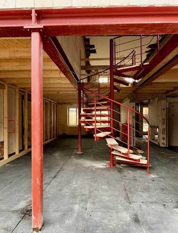 In der Mitte eines Gebäudes befindet sich eine Wendeltreppe.