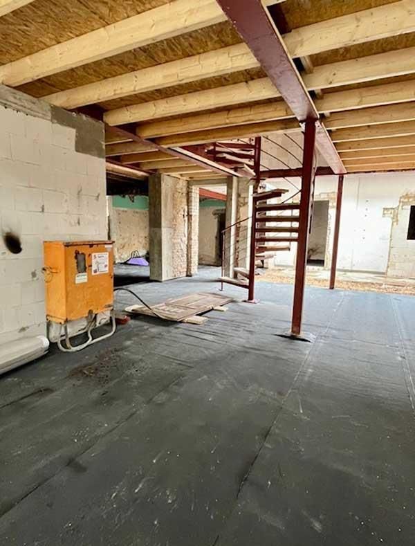 In der Mitte des Raumes befindet sich eine Wendeltreppe.