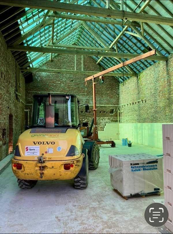 Ein gelber Volvo-Traktor ist in einem Gebäude geparkt