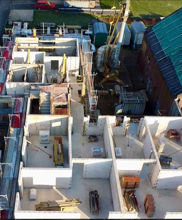 Eine Luftaufnahme eines im Bau befindlichen Gebäudes