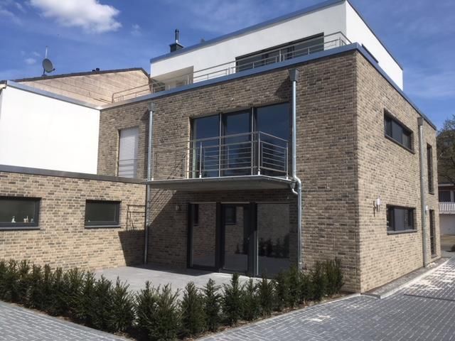 Ein großes Backsteingebäude mit Balkon und vielen Fenstern