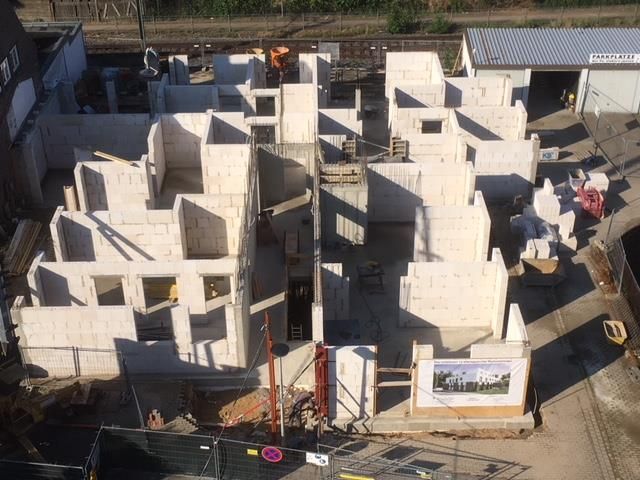 Eine Luftaufnahme eines im Bau befindlichen Gebäudes.