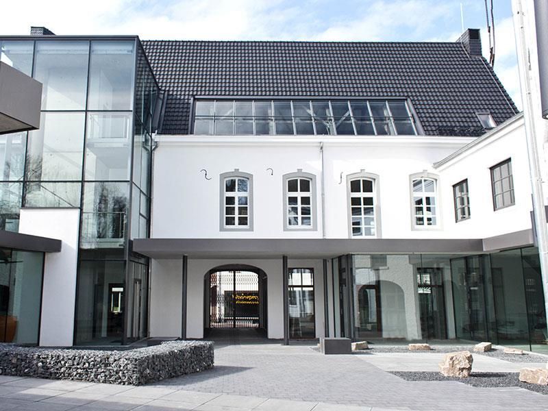 Ein großes weißes Gebäude mit vielen Fenstern