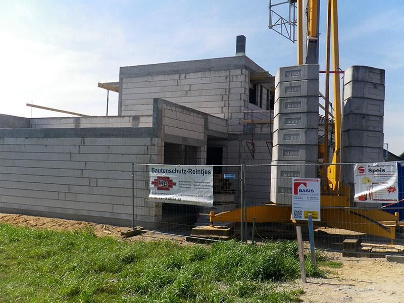 Ein im Bau befindliches Gebäude mit einem Kran davor