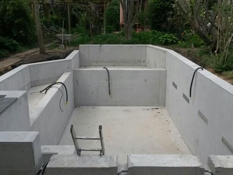 Ein großes Betonbecken mit einer Leiter in der Mitte