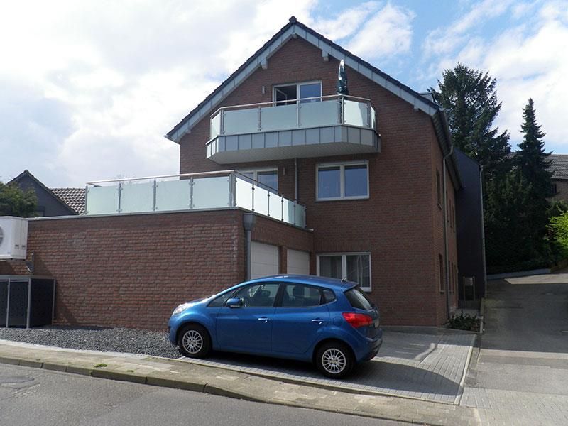 Ein blaues Auto steht vor einem Backsteingebäude