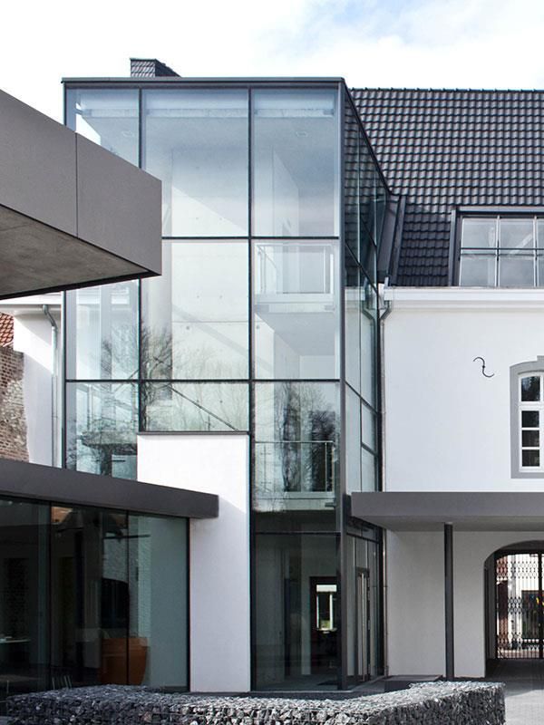 Ein großes weißes Gebäude mit vielen Fenstern