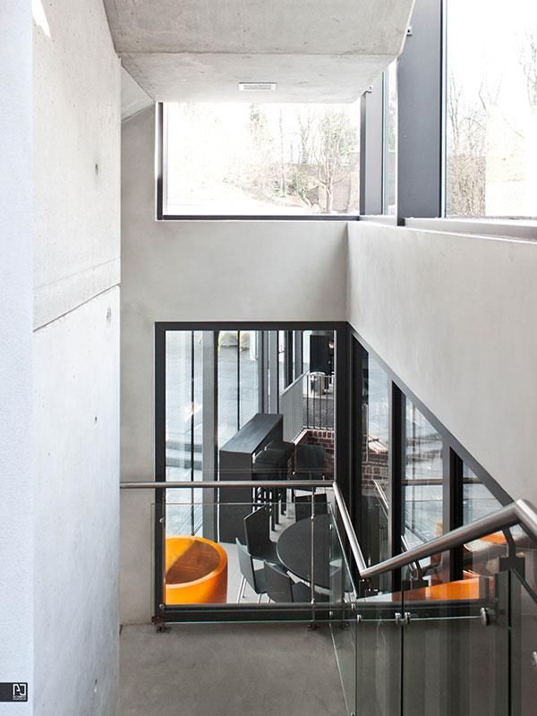 Eine Treppe, die in den zweiten Stock eines Gebäudes führt