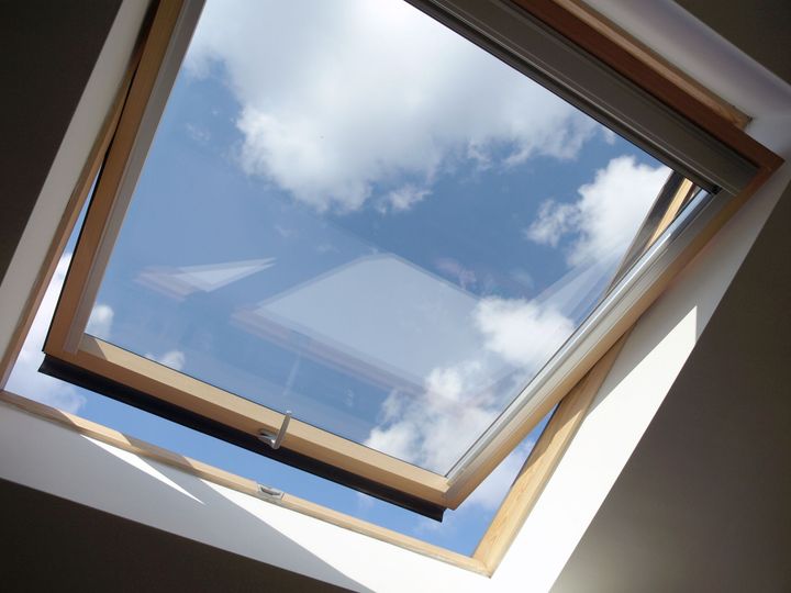 Vue de bas d'un Velux entre-ouvert