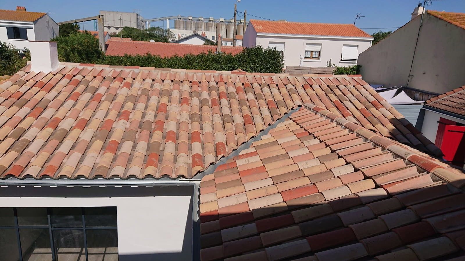 Un homme qui réalise des travaux sur son toit