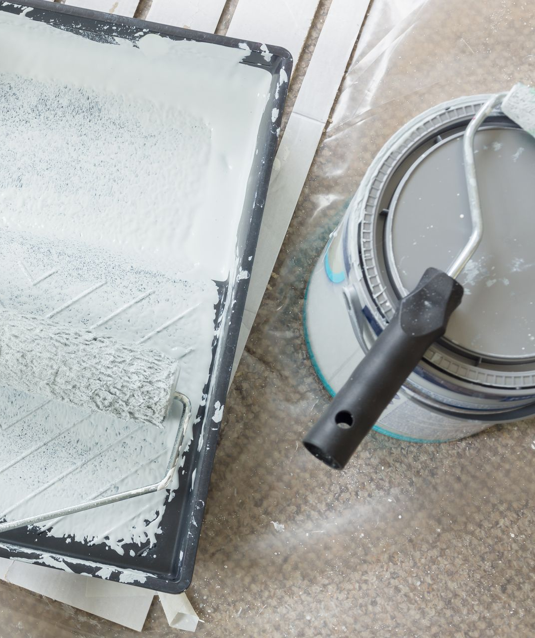 Bac à peinture et pot avec rouleau.