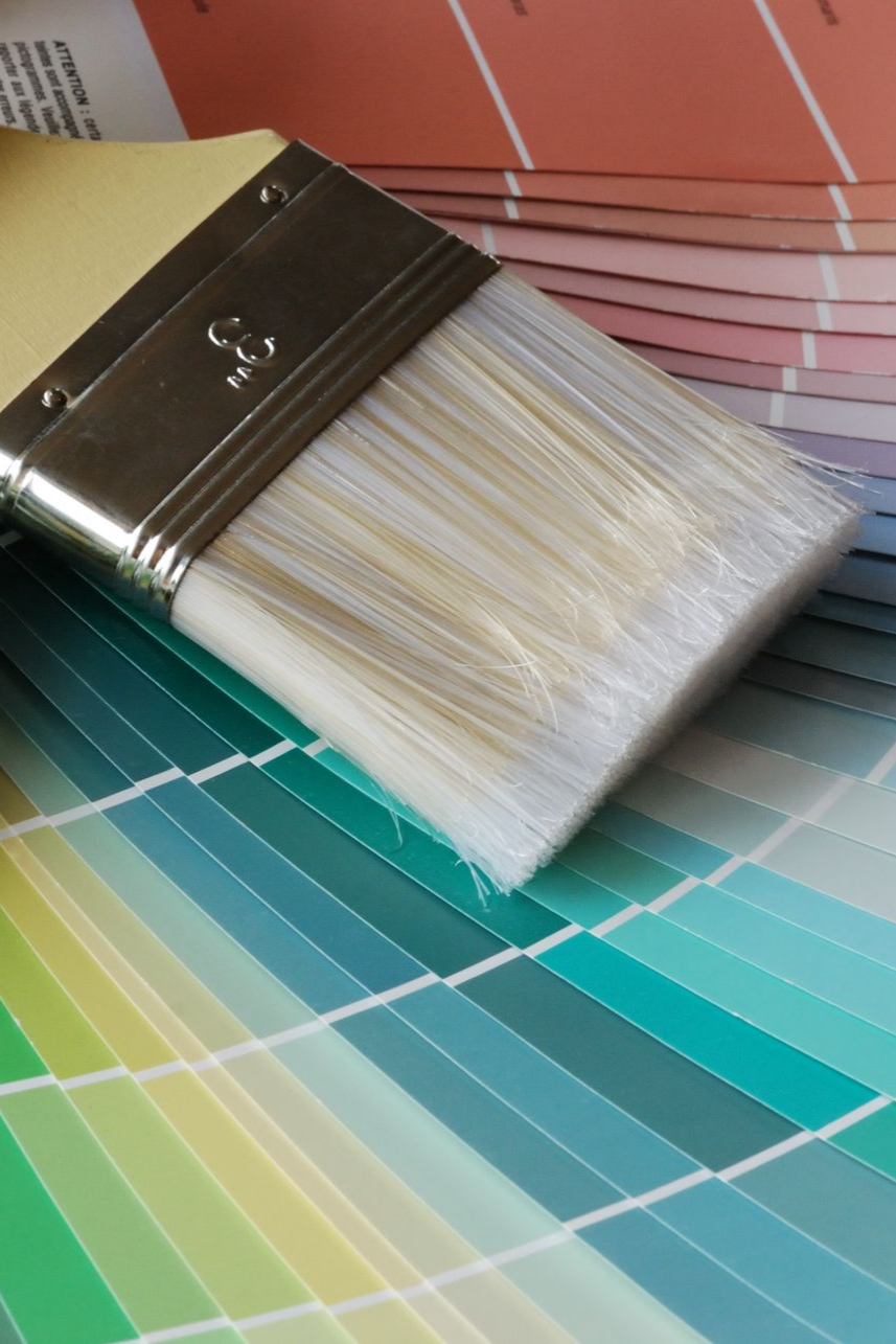 Un pinceau sur des échantillons de couleurs, présentant des nuances.