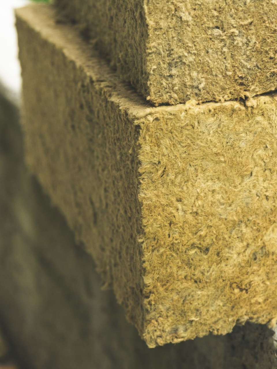 Deux blocs isolants rectangulaires empilés.