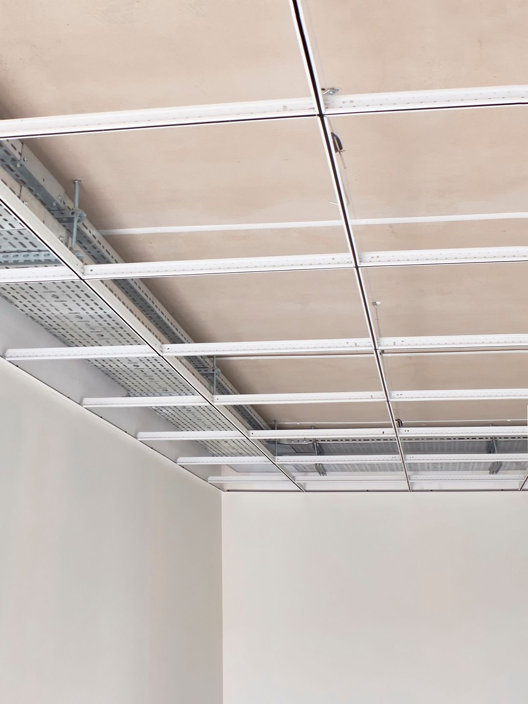 Ossature de plafond avec supports métalliques et dalles de plafond.