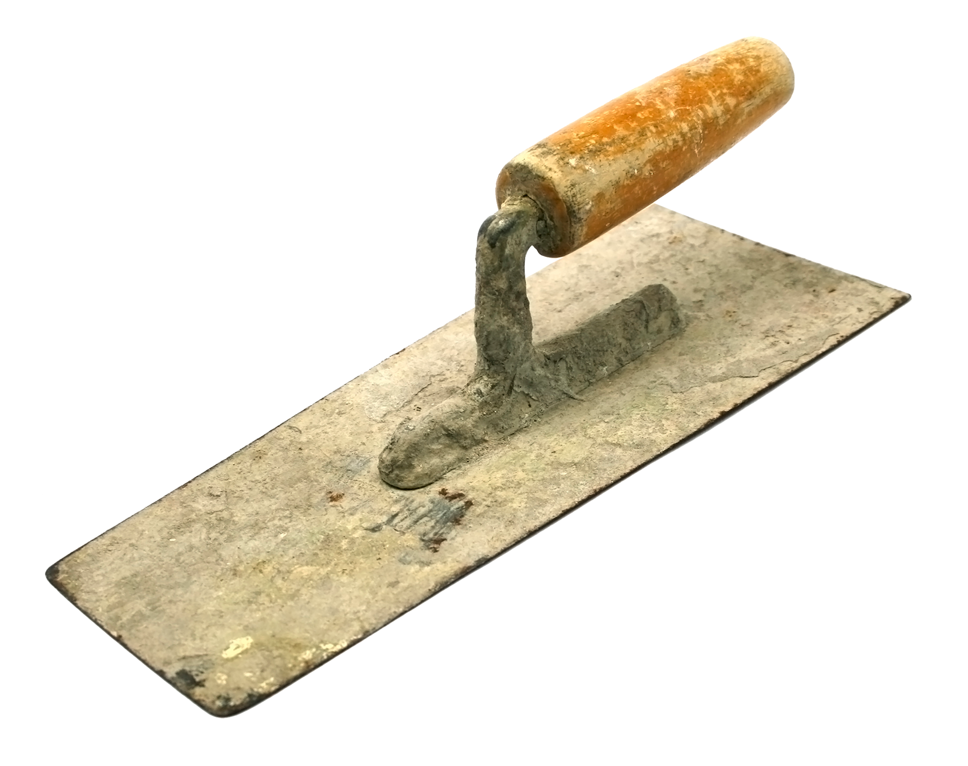 Platoir à ciment à manche en bois, recouvert de ciment sec.