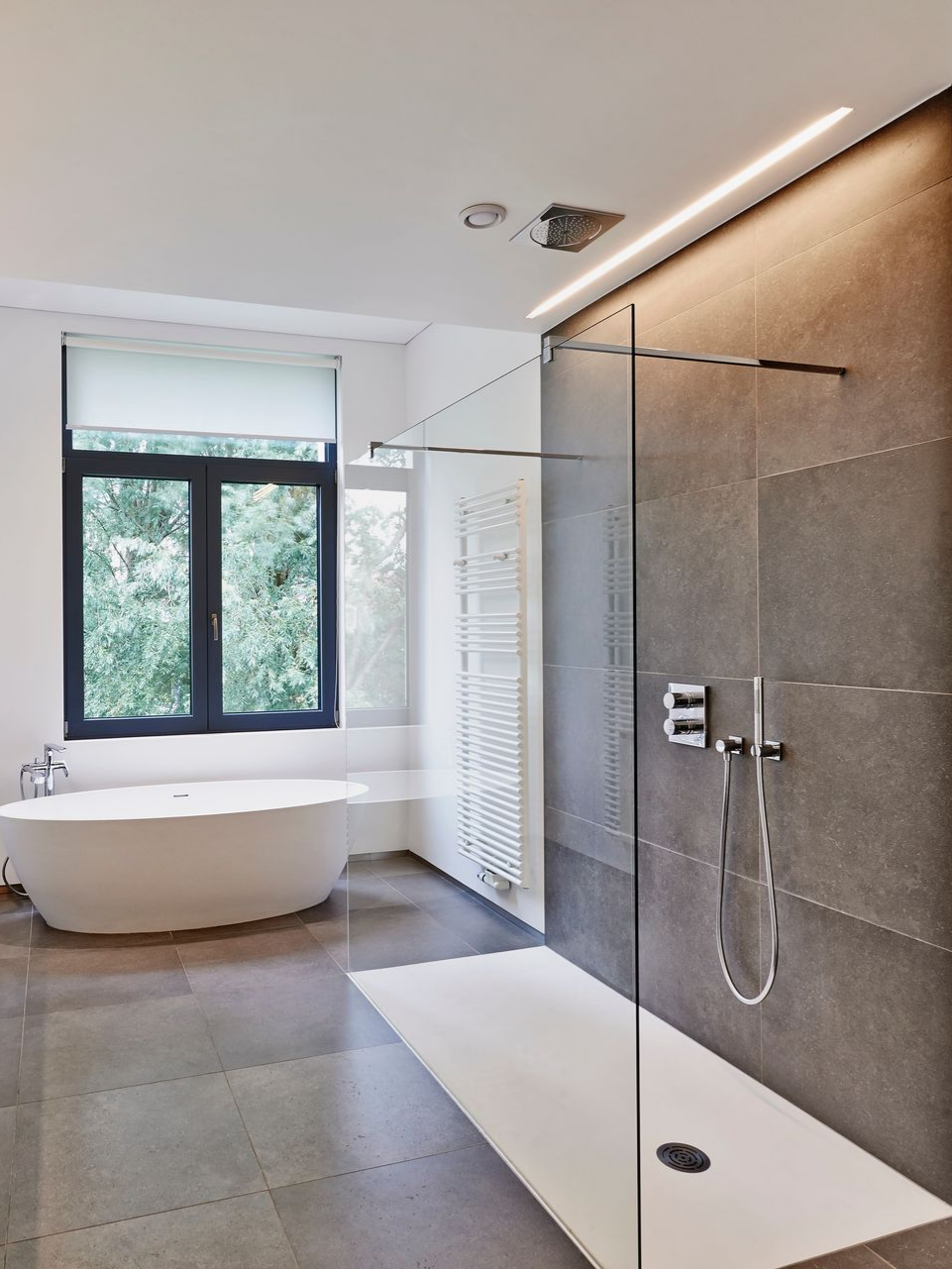 Salle de bains moderne avec douche à l'italienne et une baignoire.