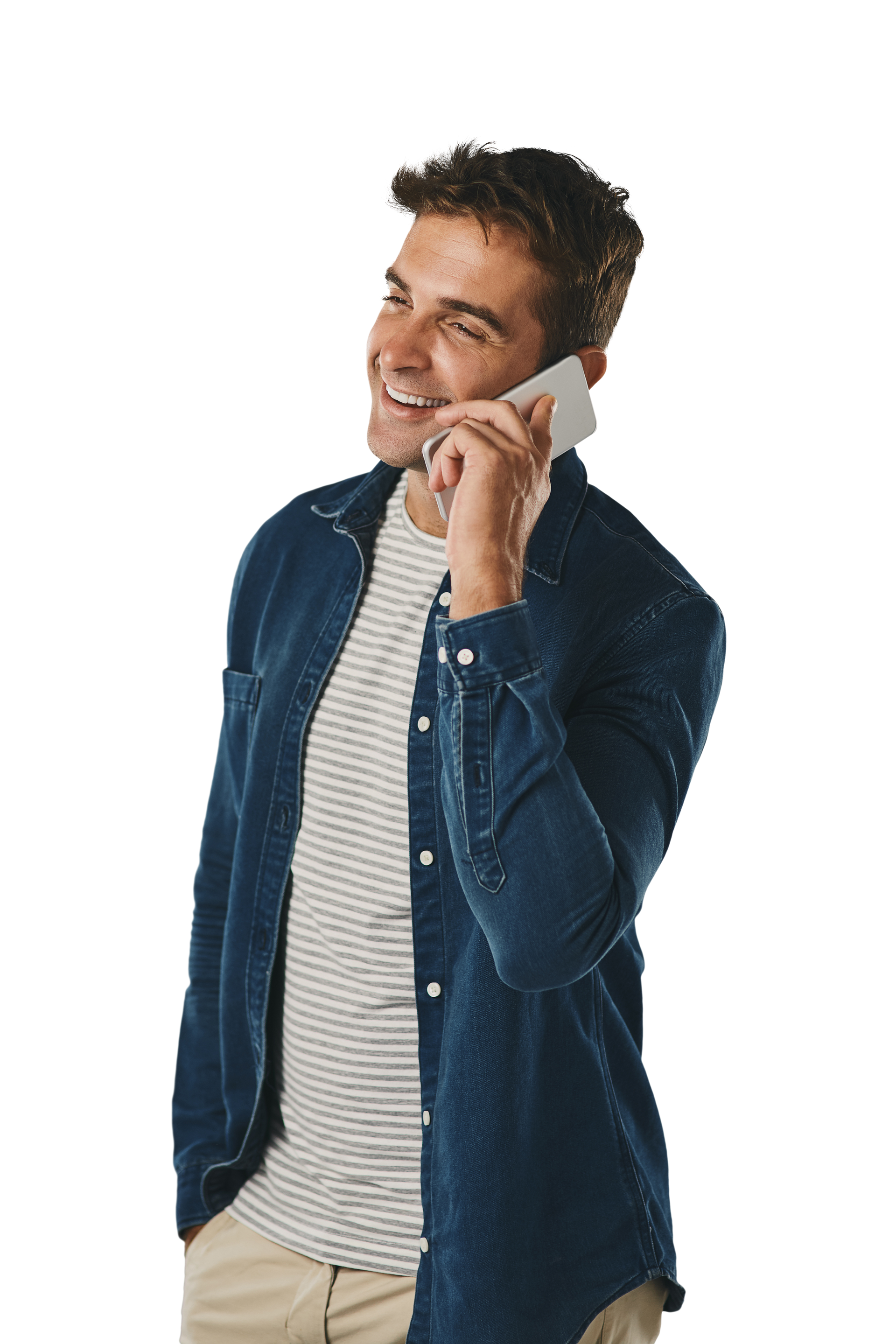 Un homme, souriant, parle au téléphone.