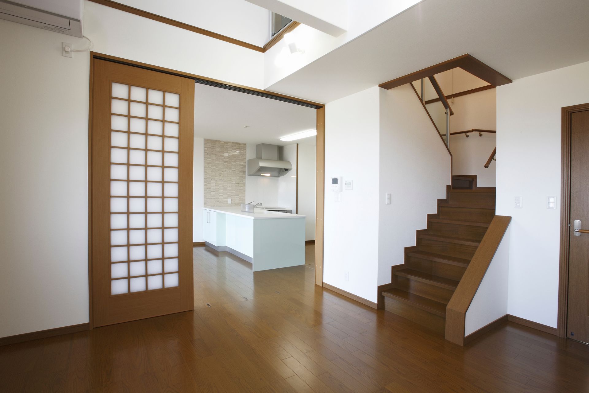 Intérieur d'appartement à étage avec un plancher en bois.