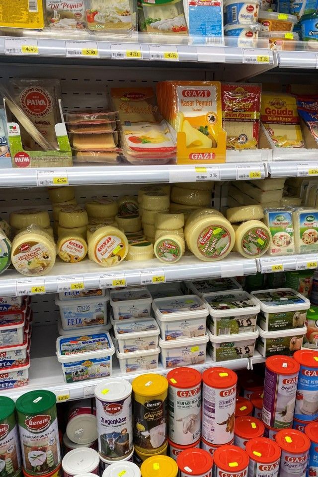 Regale im Supermarkt mit Lebensmitteln