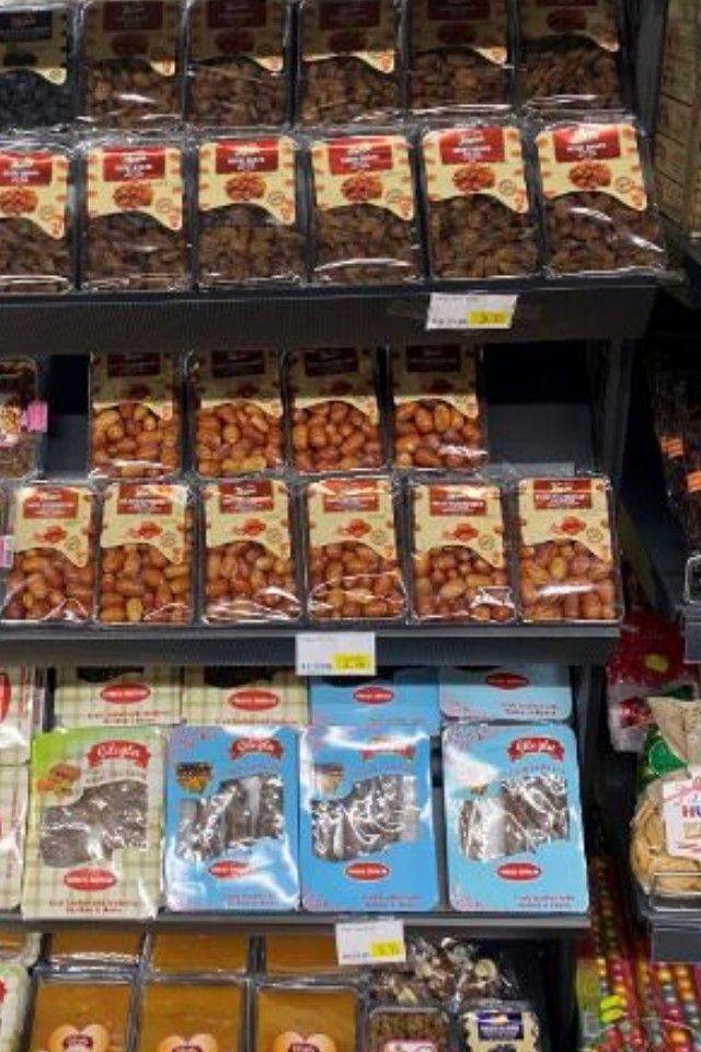 Süßigkeiten im Regal