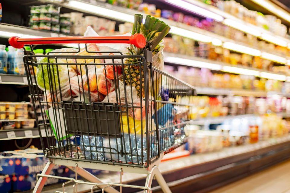 Gefüllter Einkaufswagen im Supermarkt