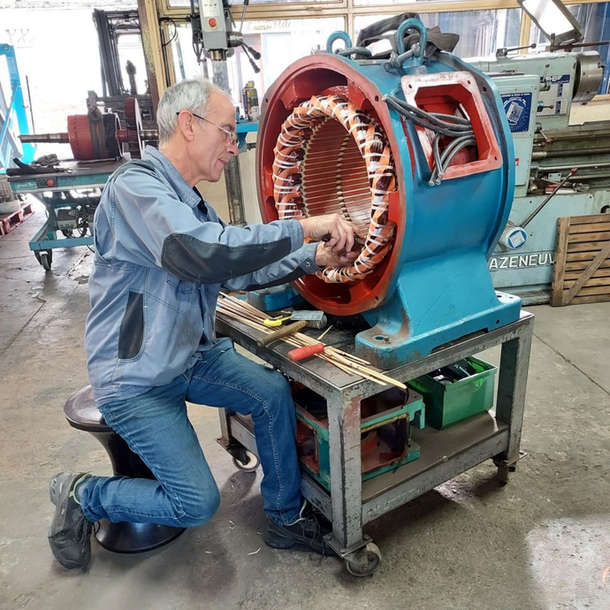 Un homme en bleu de travail