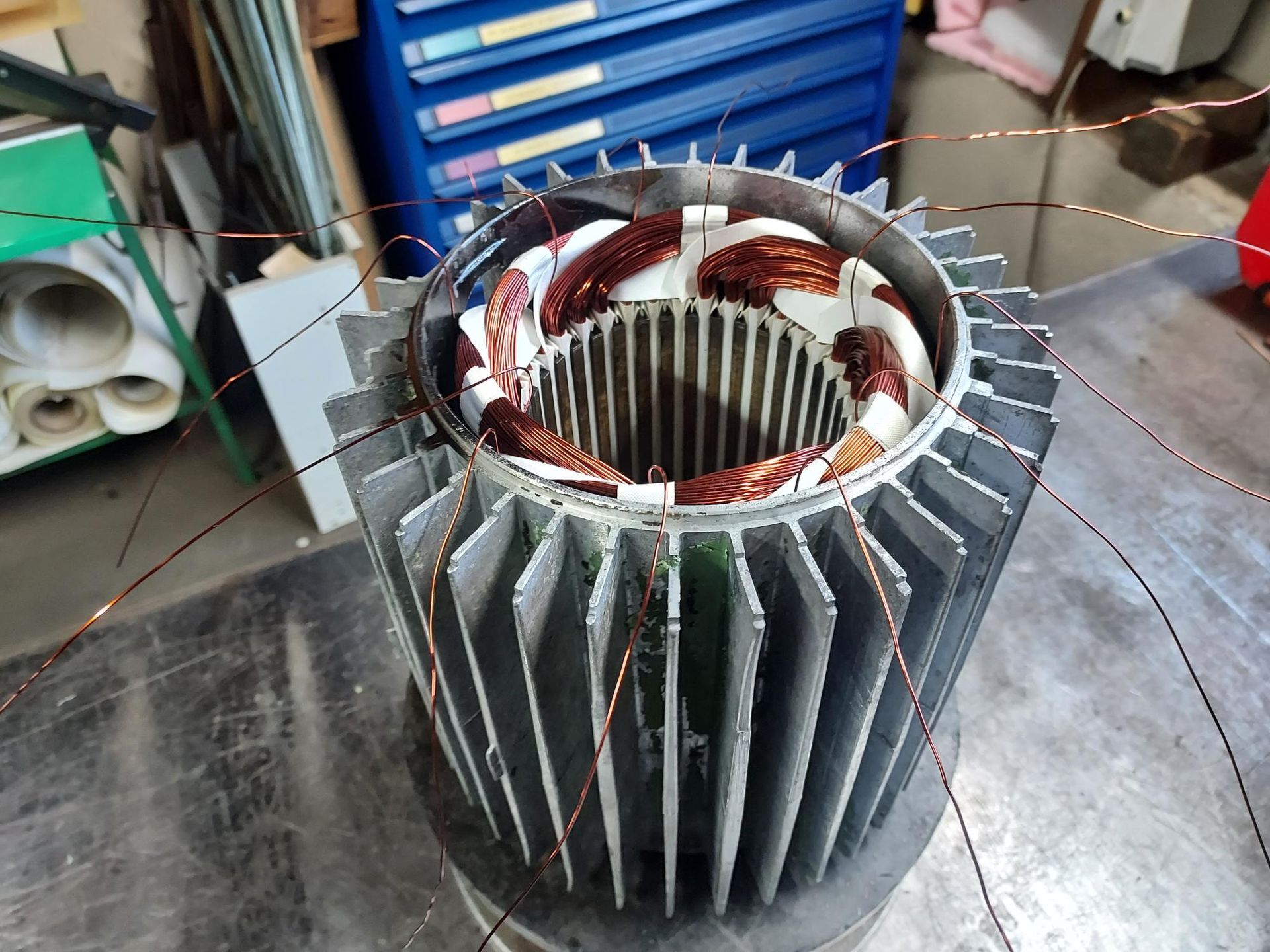 Bobinage en cours d'un moteur