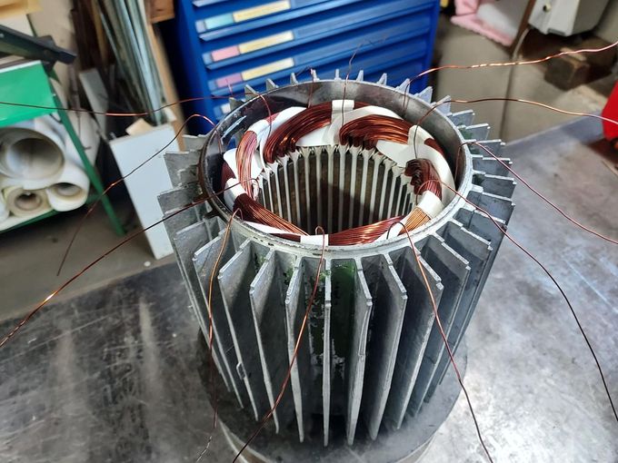 Bobinage en cours d'un moteur