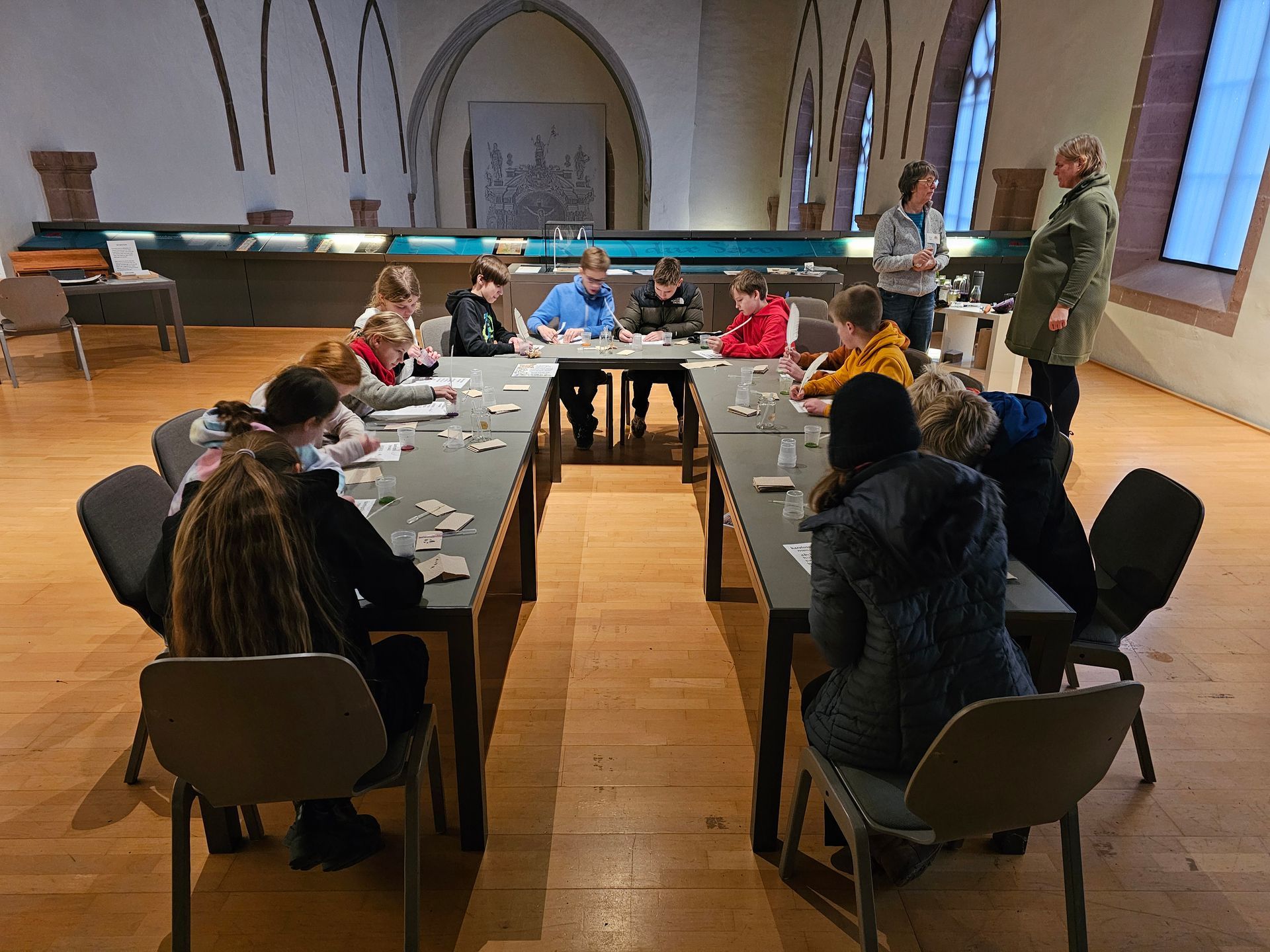Eine Gruppe von Menschen sitzt an Tischen in einem Raum