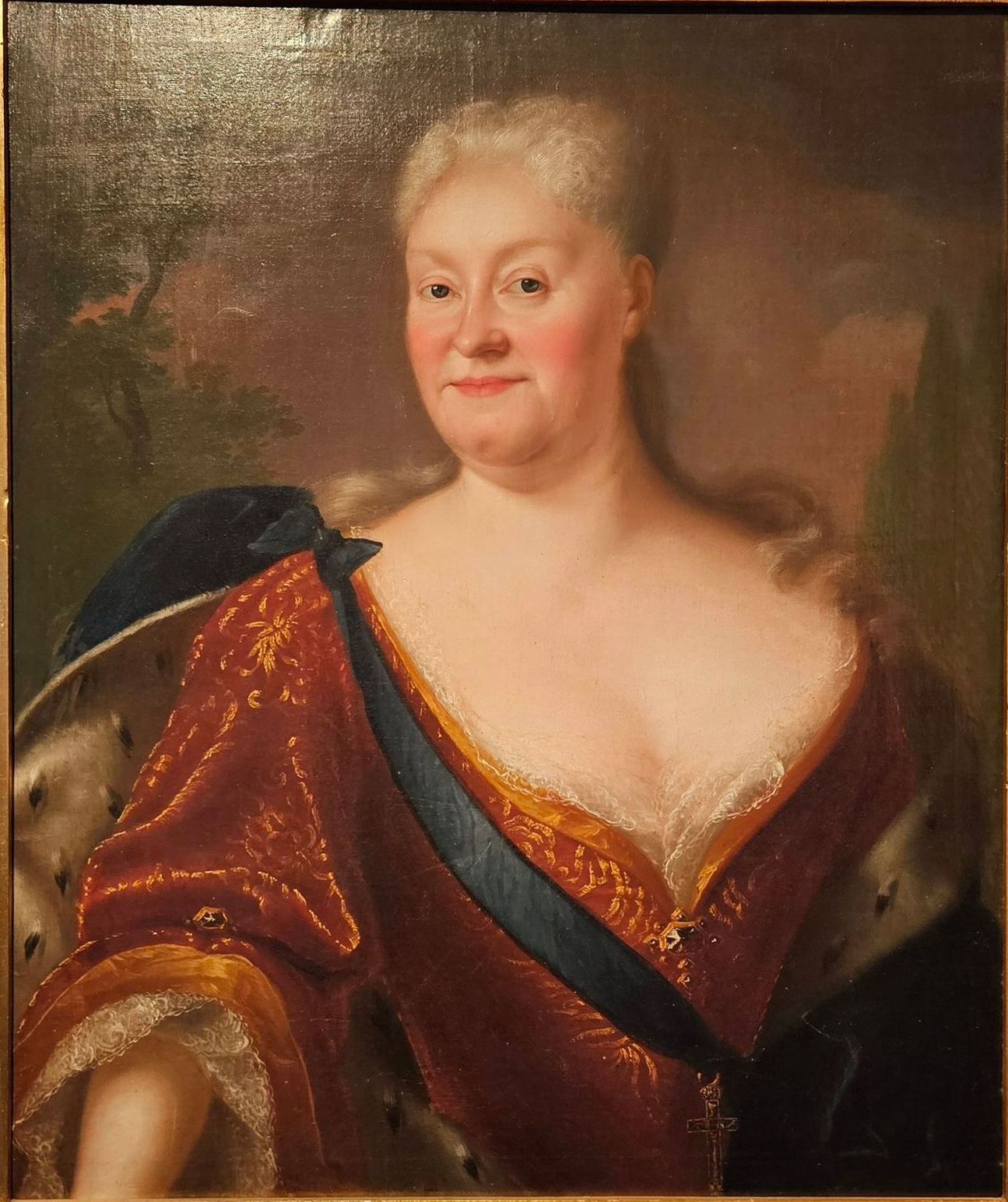 Ein Gemälde einer Frau in einem rot-goldenen Kleid