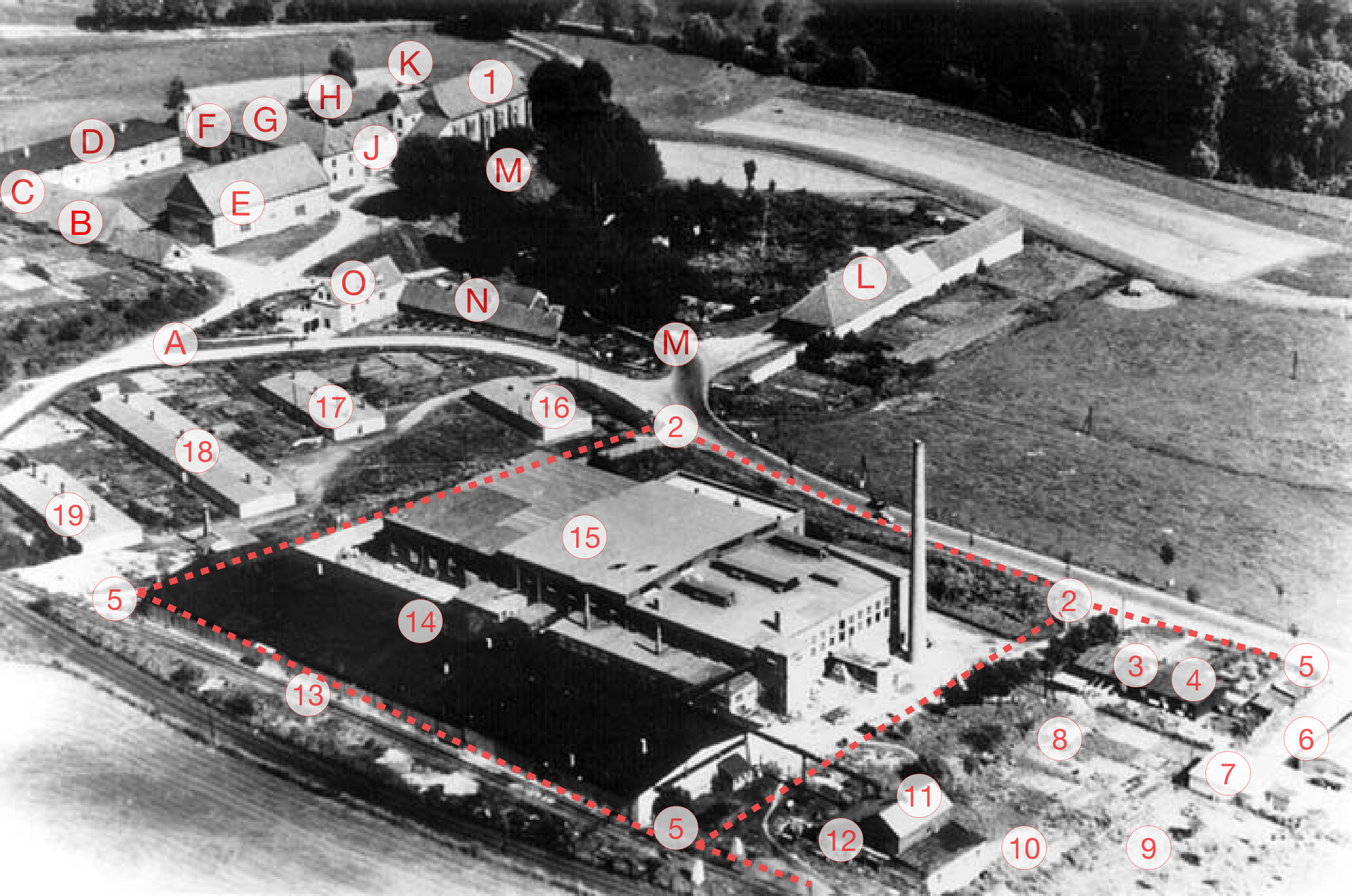 Ein Schwarzweißfoto einer Fabrik mit Zahlen darauf