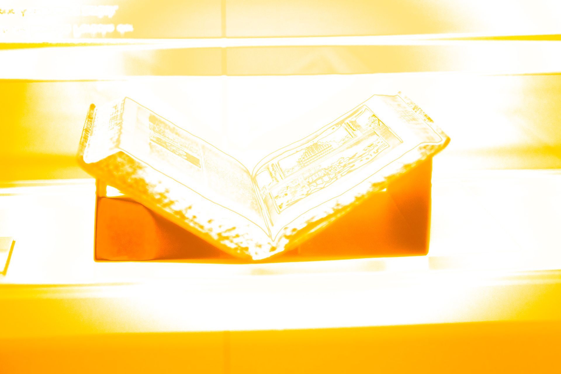 Ein Buch liegt auf einem Tisch mit gelbem Hintergrund