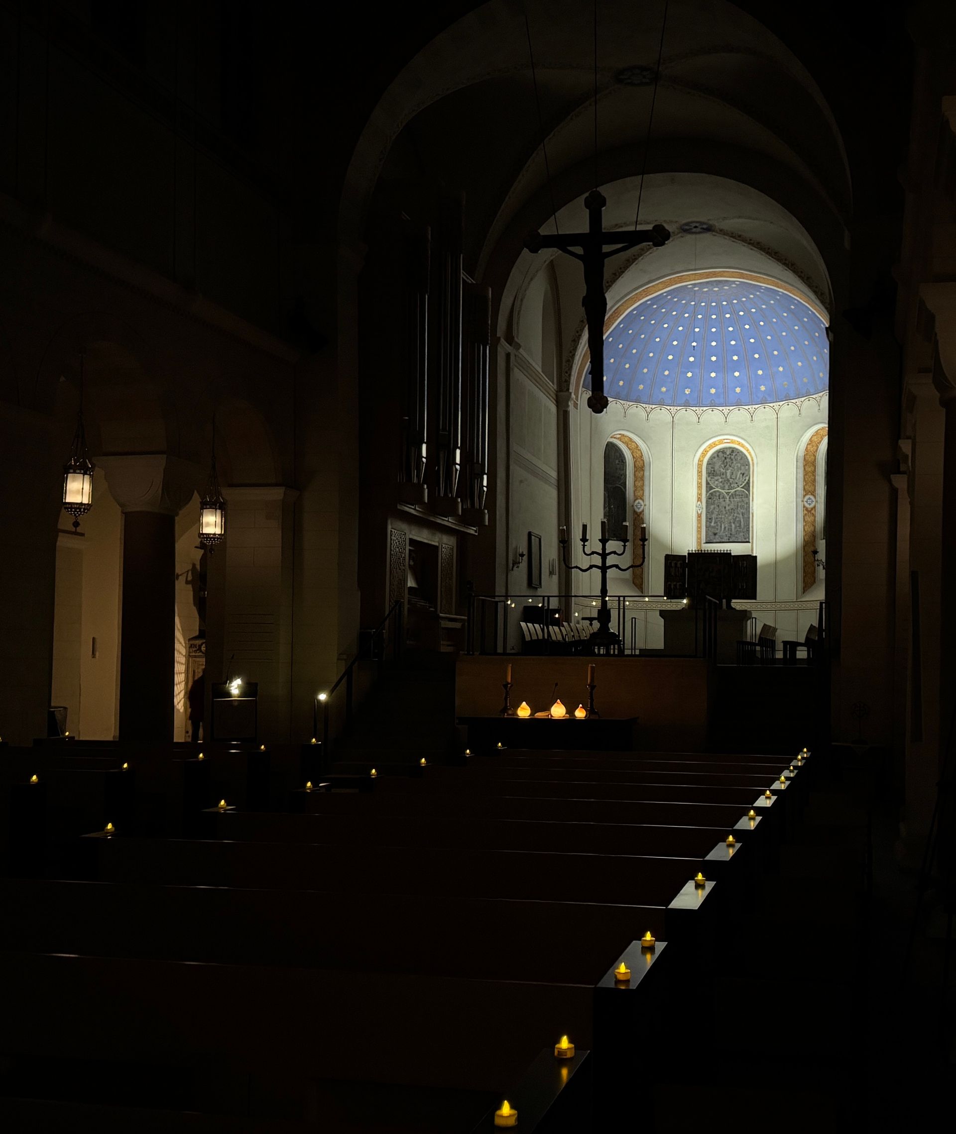 Das Innere einer Kirche mit Kerzen auf den Kirchenbänken
