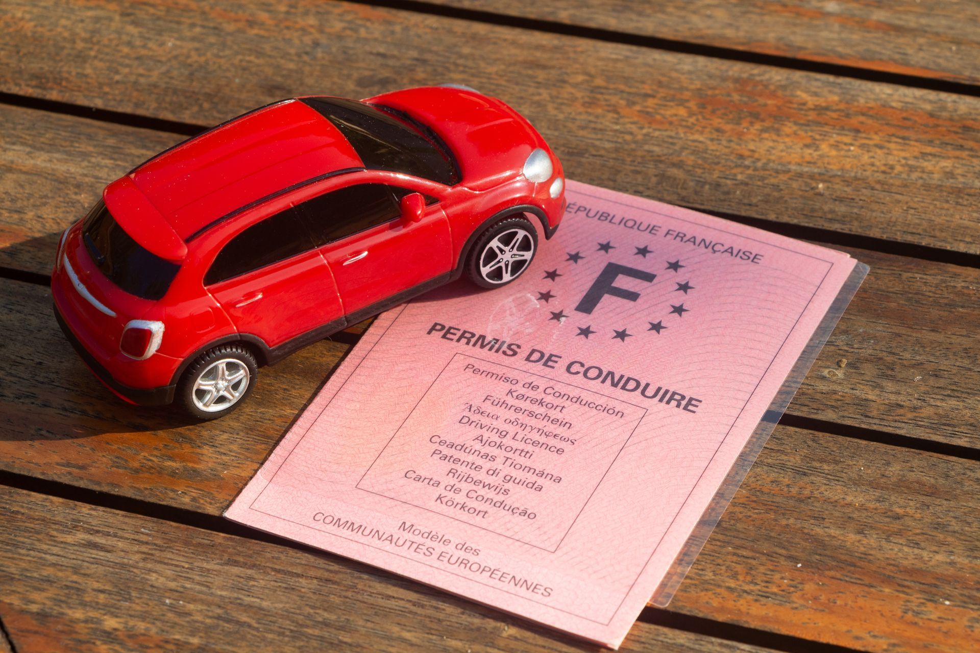 Permis B et voiture rouge