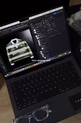 Computadora portátil que muestra un diseño de camisa a rayas verdes y blancas en un software de edición