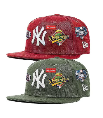 Dos gorras de béisbol Supreme x New Era: roja y verde, con parches y el logotipo de los Yankees.