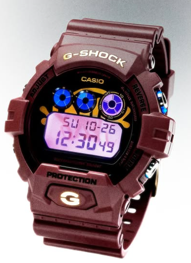 Reloj G-Shock color granate con pantalla digital que muestra la hora y la fecha. Presenta detalles azules y letras doradas.