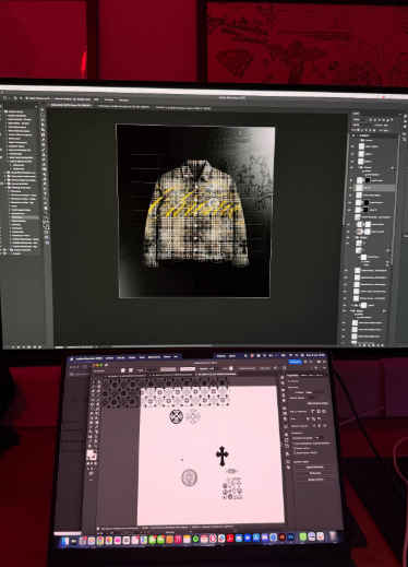 Imagen digital de una camisa en la pantalla de una computadora. La pantalla de una laptop debajo muestra herramientas