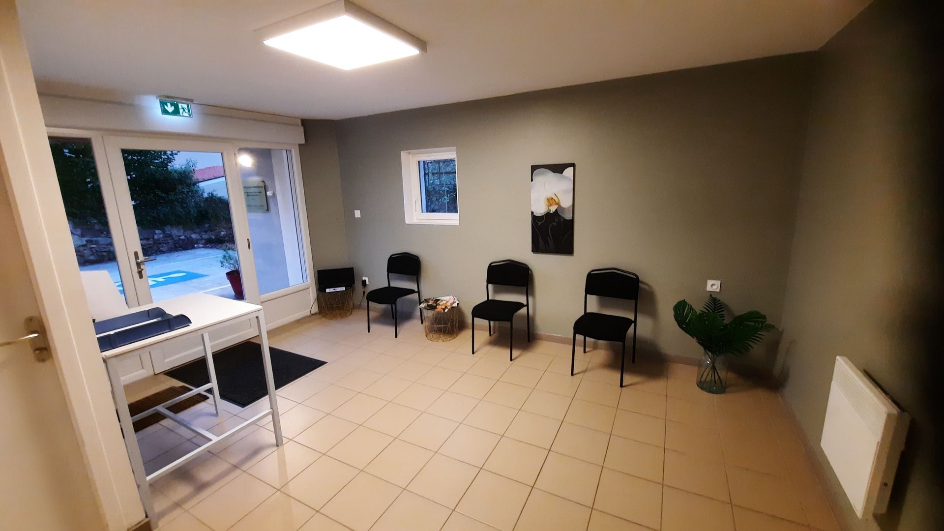 Salle à manger avec table, chaises, étagères et fenêtre ; tons gris et bois.