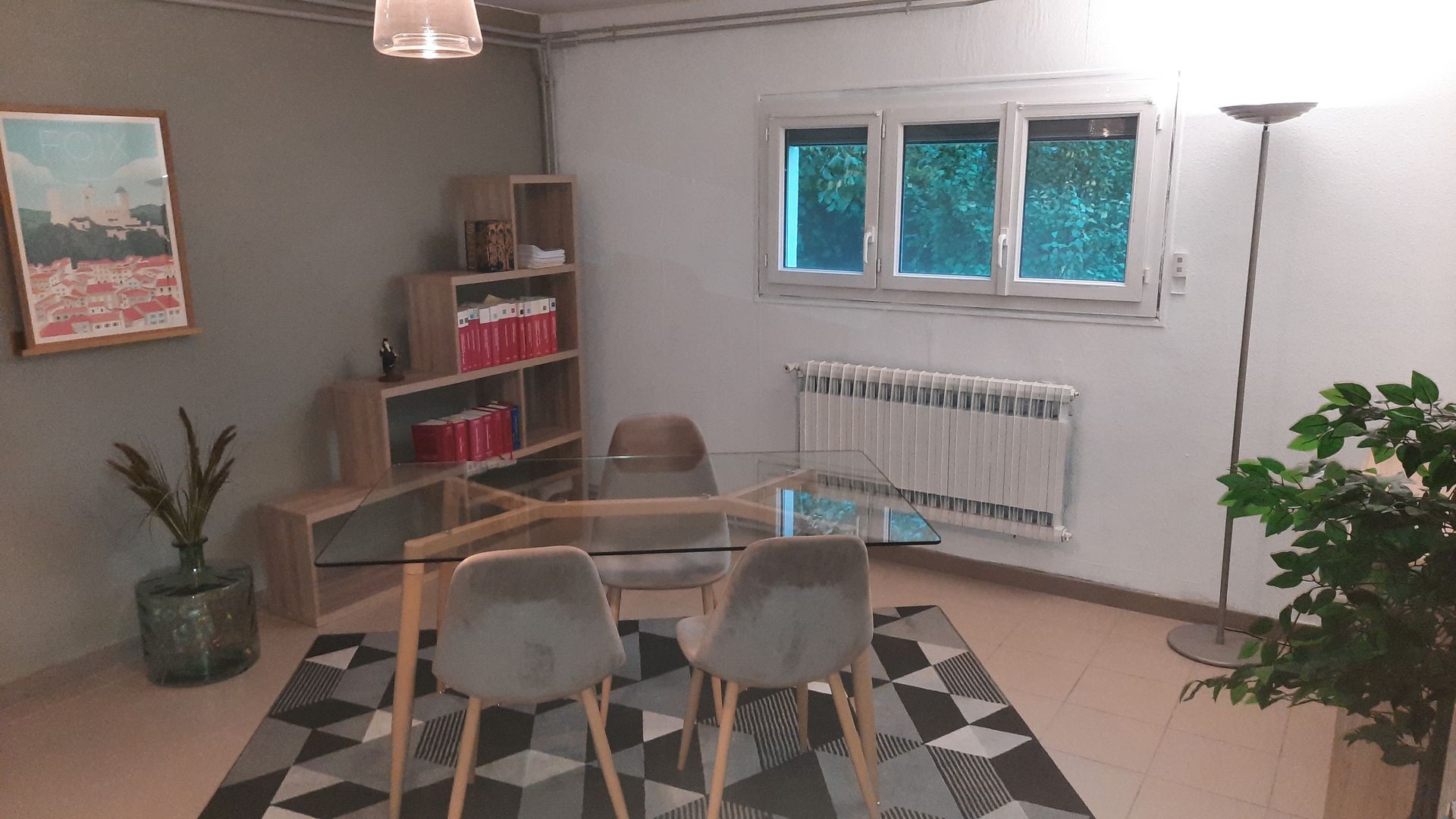 Bureau de Maître Salva avec table, chaises, étagères avec codes et ouvrages de droit